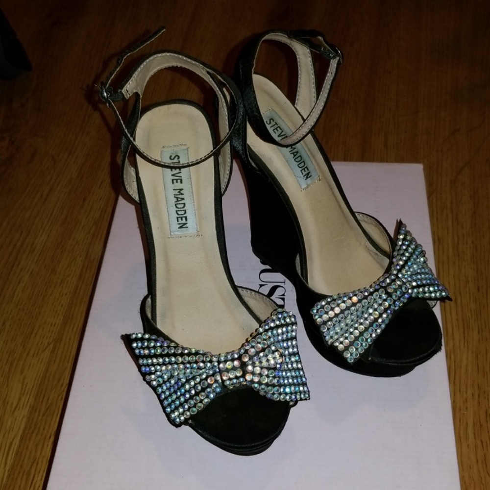 Steve Madden Sparkly Bow Wedges